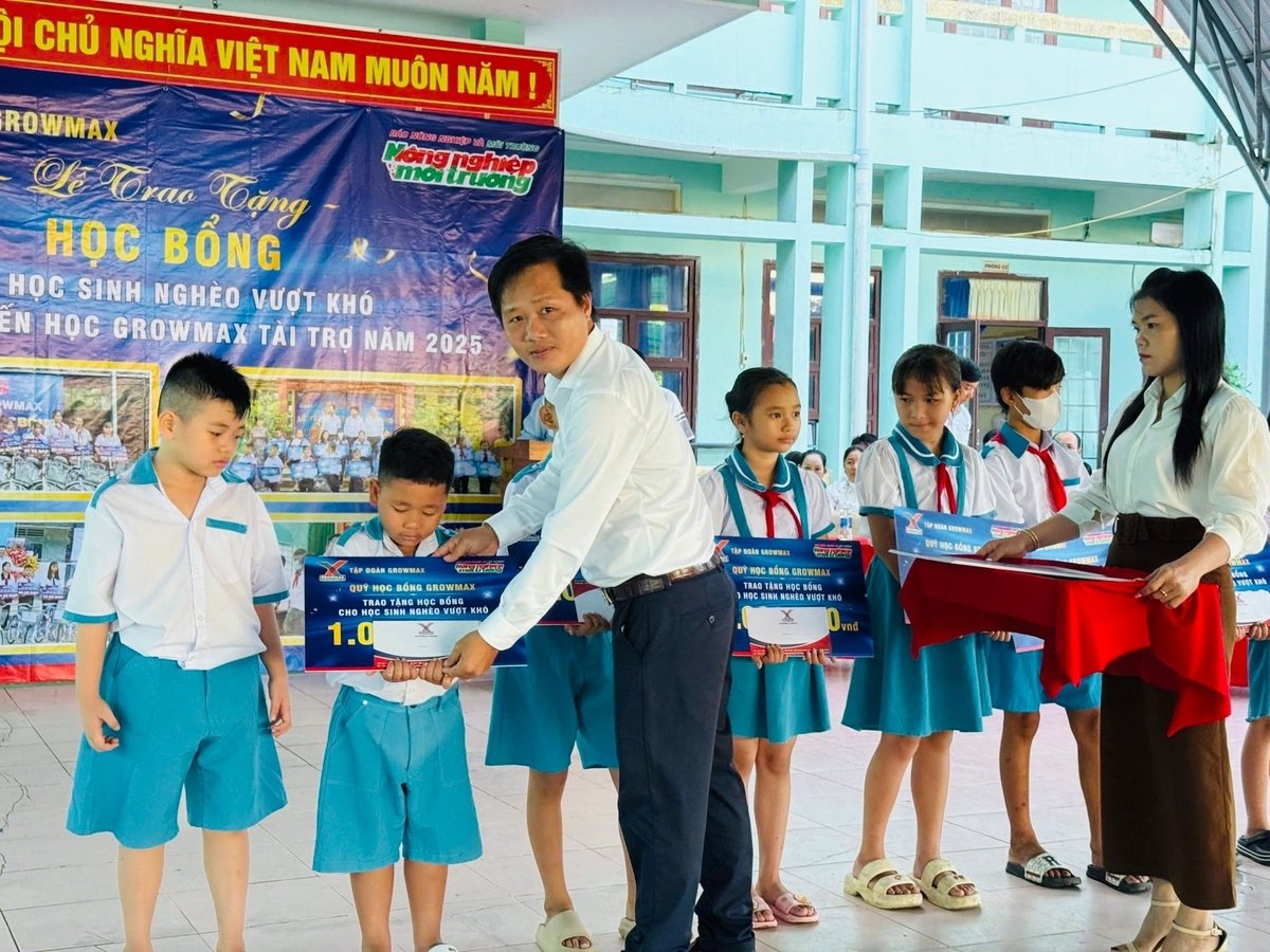Anh Trần Công Đảm, Trưởng khu vực Tập đoàn GrowMax trao 10 suất học bổng cho các em học sinh Trường Tiểu học Kim Sơn (xã Gành Hào) Ảnh: Trọng Linh. Anh Trần Công Đảm, Trưởng khu vực Tập đoàn GrowMax trao 10 suất học bổng cho các em học sinh Trường Tiểu học Kim Sơn (xã Gành Hào) Ảnh: Trọng Linh.