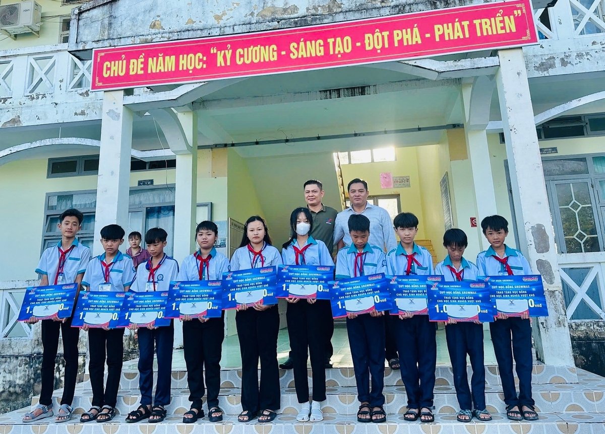Anh Phùng Hoàng Huy, Trưởng Khu vực Tập đoàn GrowMax trao 10 suất học bổng cho các em học sinh Trường THCS Lâm Hải (xã Đất Mới) Ảnh: Trọng Linh. Anh Phùng Hoàng Huy, Trưởng Khu vực Tập đoàn GrowMax trao 10 suất học bổng cho các em học sinh Trường THCS Lâm Hải (xã Đất Mới) Ảnh: Trọng Linh.