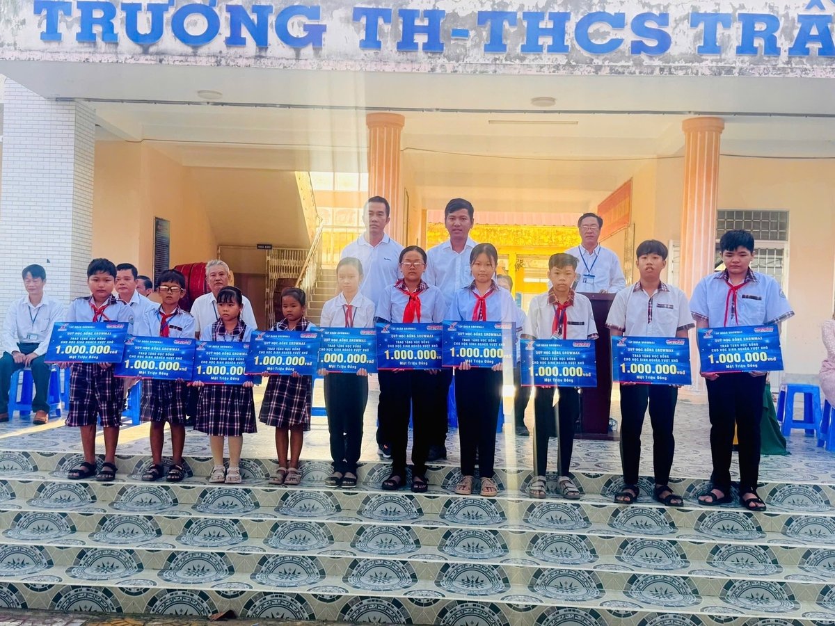 Anh Trần Phương Đại, Trưởng Khu vực Tập đoàn GrowMax trao 10 suất học bổng cho các em học sinh Trường Tiểu học và THCS Trần Thới (ấp Công Trung, xã Cái Nước) Ảnh: Trọng Linh. Anh Trần Phương Đại, Trưởng Khu vực Tập đoàn GrowMax trao 10 suất học bổng cho các em học sinh Trường Tiểu học và THCS Trần Thới (ấp Công Trung, xã Cái Nước) Ảnh: Trọng Linh.