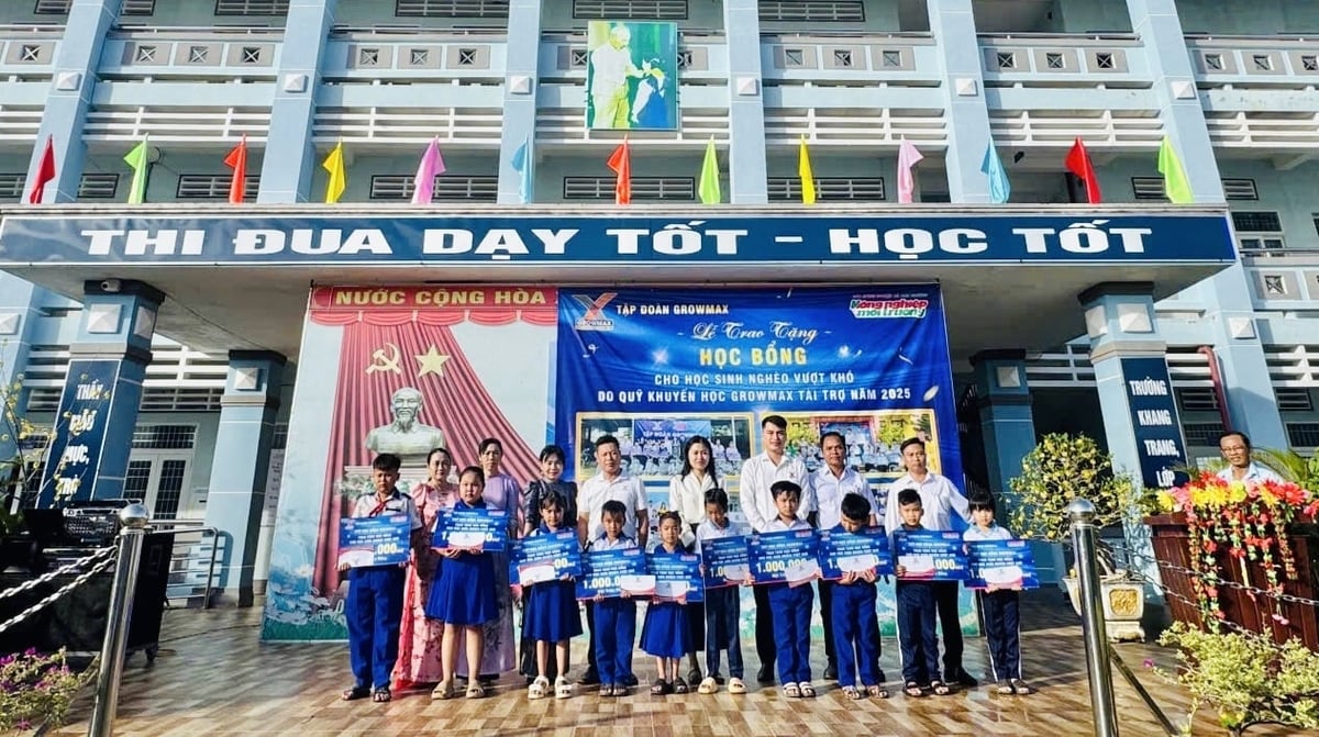 Ông Phạm Hữu Thành, Trưởng khu vực Tập đoàn GrowMax trao 10 suất học bổng cho các em học sinh Trường Tiểu học Nguyễn Văn Trỗi (xã Long Điền) Ảnh: Trọng Linh. Ông Phạm Hữu Thành, Trưởng khu vực Tập đoàn GrowMax trao 10 suất học bổng cho các em học sinh Trường Tiểu học Nguyễn Văn Trỗi (xã Long Điền) Ảnh: Trọng Linh.