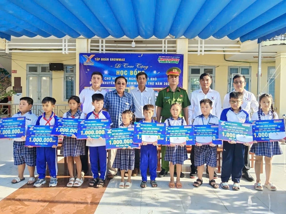 Tập đoàn GrowMax trao 10 suất học bổng cho các em học sinh Trường Tiểu học Quang Trung (xã Long Điền) Ảnh: Trọng Linh. Tập đoàn GrowMax trao 10 suất học bổng cho các em học sinh Trường Tiểu học Quang Trung (xã Long Điền) Ảnh: Trọng Linh.