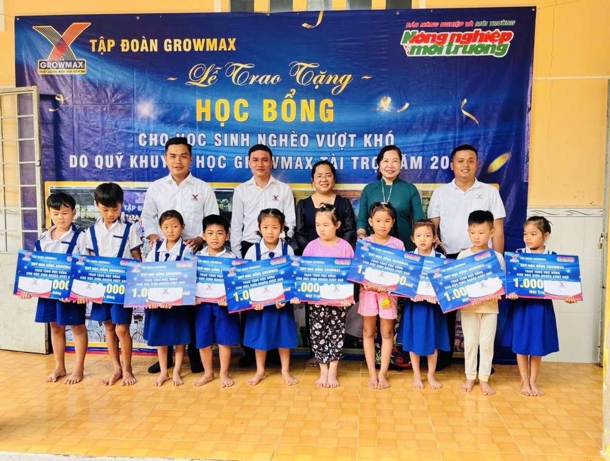 Anh Trần Đình Dương, Trưởng khu vực Tập đoàn GrowMax trao 10 suất học bổng cho các em học sinh Trường Tiểu học Tân Phước (xã Tân Thuận) Ảnh: Trọng Linh. Anh Trần Đình Dương, Trưởng khu vực Tập đoàn GrowMax trao 10 suất học bổng cho các em học sinh Trường Tiểu học Tân Phước (xã Tân Thuận) Ảnh: Trọng Linh.