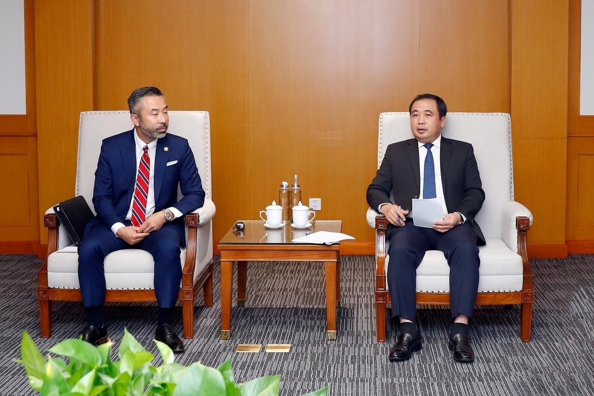 Acting Minister Tran Duc Thang welcomed the Oregon House of Representatives delegation to discuss cooperation on agriculture and environment, trade promotion, and resource management. Photo: Khuong Trung.