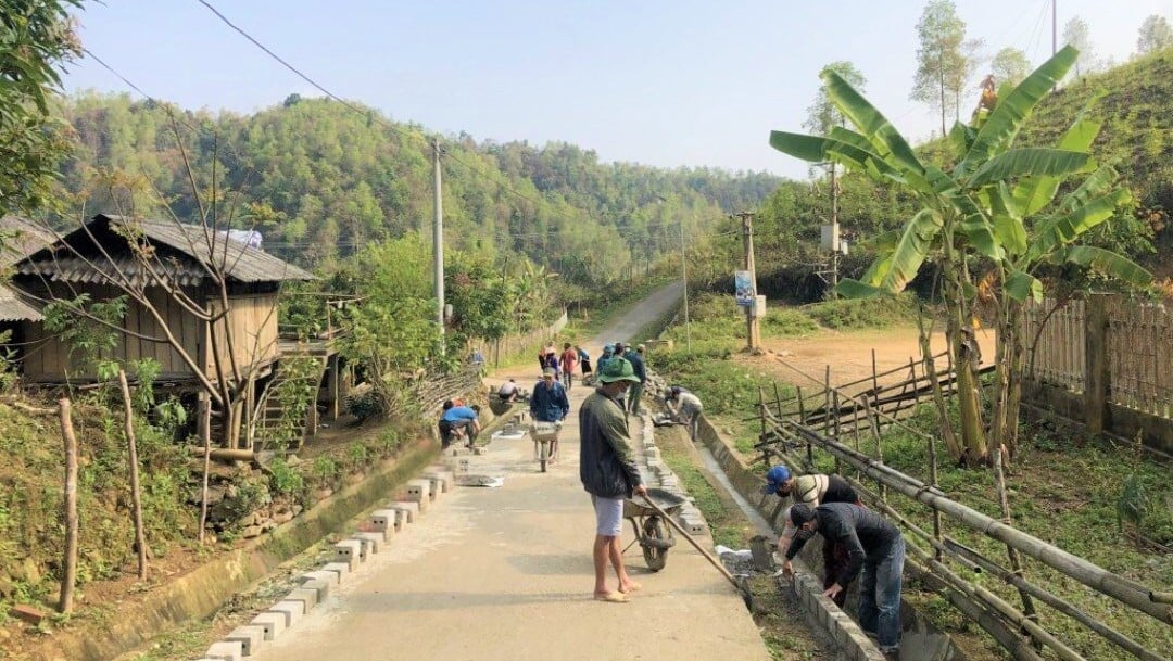 Đường giao thông được bê tông hóa nhằm thuận tiện cho việc đi lại của người dân. Ảnh: H.C. 