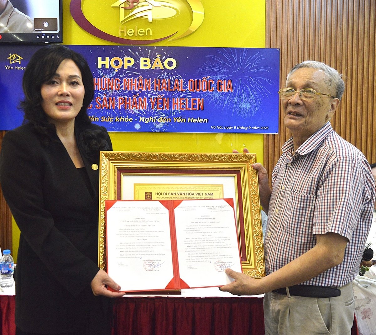 CEO Bùi Thị Hương - Chủ tịch HĐQT Công ty TNHH Helen Solar - đón nhận chứng nhận 'Không gian văn hóa phi vật thể Yến Helen' của Hội Di sản Văn hóa Việt Nam, tại số 249 Thụy Khuê, phường Tây Hồ, Hà Nội tại sự kiện công bố chứng nhận Halal Quốc gia sản phẩm Helen. Ảnh: Đồng Thái. CEO Bùi Thị Hương - Chủ tịch HĐQT Công ty TNHH Helen Solar - đón nhận chứng nhận 'Không gian văn hóa phi vật thể Yến Helen' của Hội Di sản Văn hóa Việt Nam, tại số 249 Thụy Khuê, phường Tây Hồ, Hà Nội tại sự kiện công bố chứng nhận Halal Quốc gia sản phẩm Helen. Ảnh: Đồng Thái.