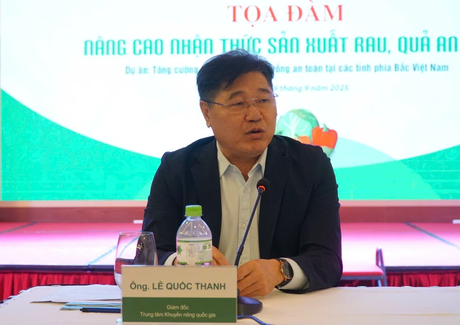 Ông Lê Quốc Thanh, Giám đốc Trung tâm Khuyến nông Quốc gia chia sẻ với nông dân tại tọa đàm. Ảnh: Đức Bình. Ông Lê Quốc Thanh, Giám đốc Trung tâm Khuyến nông Quốc gia chia sẻ với nông dân tại tọa đàm. Ảnh: Đức Bình.