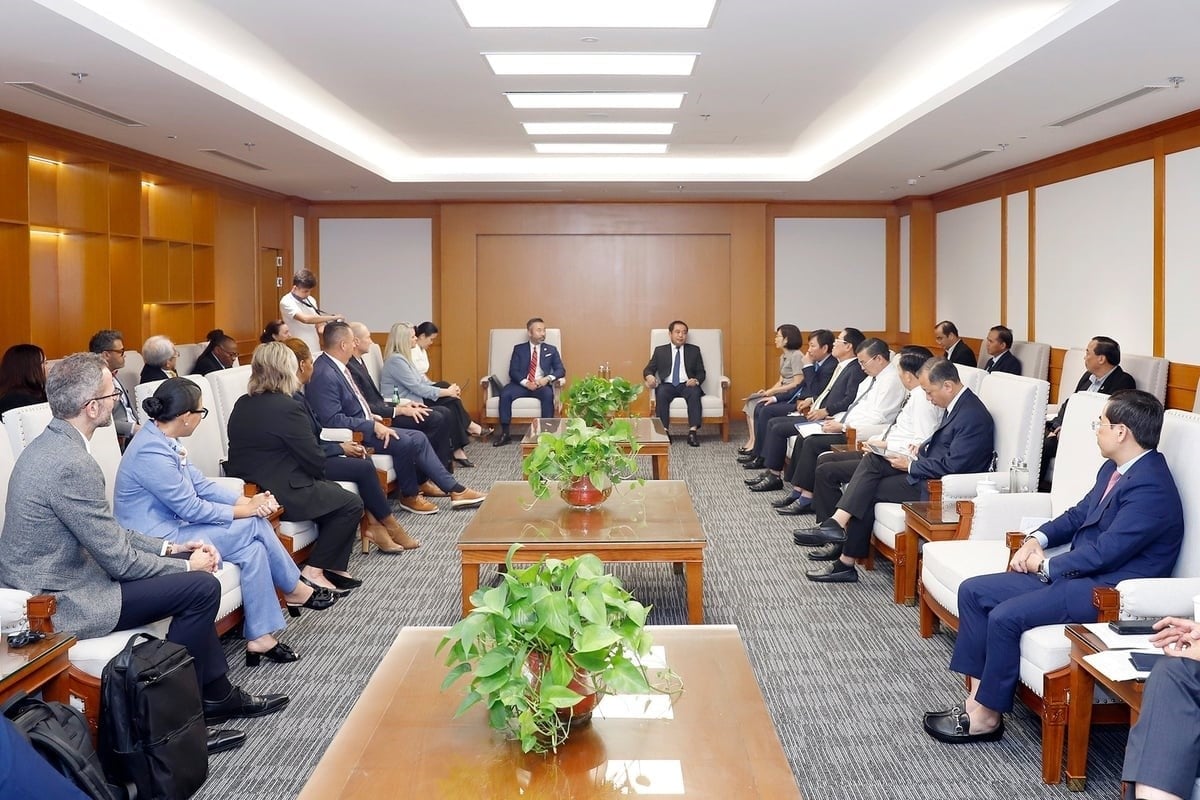 An overview of the meeting between Acting Minister of Agriculture and Environment Tran Duc Thang and the delegation from the Oregon House of Representatives (U.S.), led by Mr. Daniel Nguyen, on the morning of September 9. Photo: Khuong Trung.