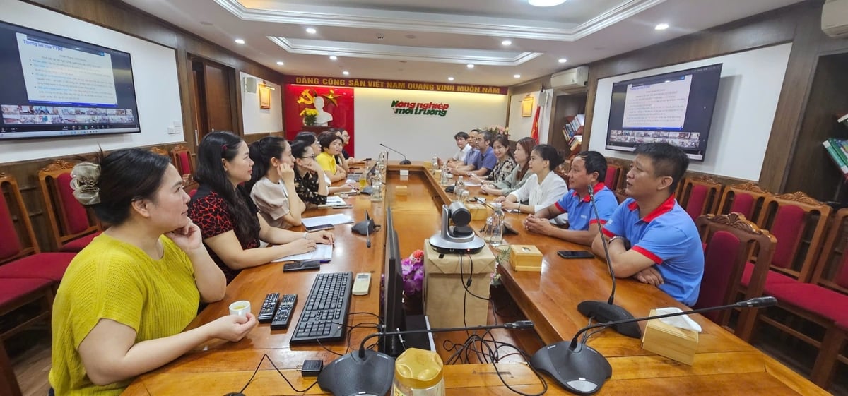 Đảng bộ Báo Nông nghiệp và Môi trường kết nối trực tuyến với Hội nghị toàn quốc tập huấn ứng dụng trí tuệ nhân tạo. Ảnh: Việt Anh. 