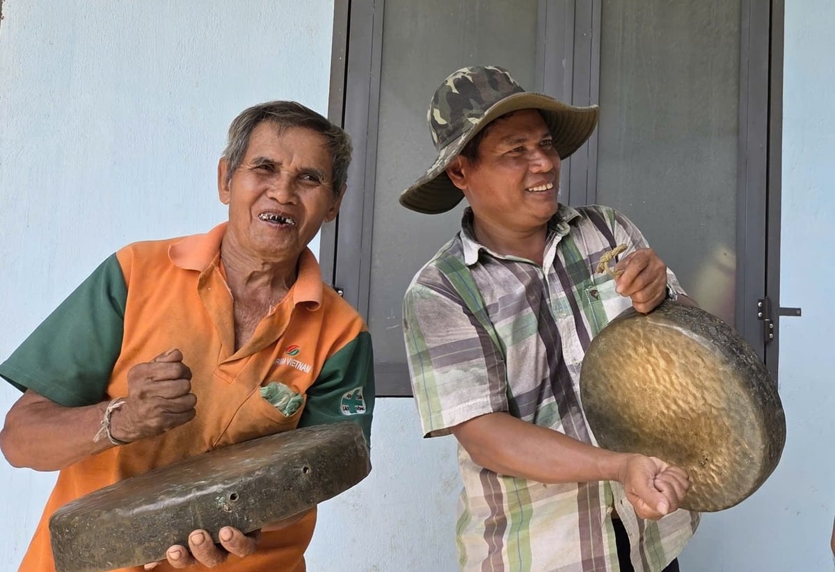 Ông luôn tiên phong trong phát triển kinh tế và bảo tồn văn hóa dân tộc Hrê. Ảnh: Võ Hà. Ông luôn tiên phong trong phát triển kinh tế và bảo tồn văn hóa dân tộc Hrê. Ảnh: Võ Hà.