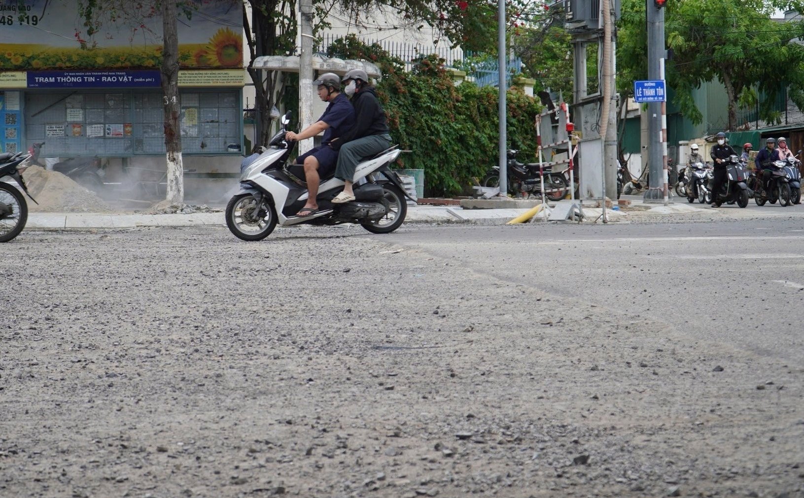 Nhiều người lái xe qua đường này đã bị trượt ngã. Ảnh: An Bình. Nhiều người lái xe qua đường này đã bị trượt ngã. Ảnh: An Bình.