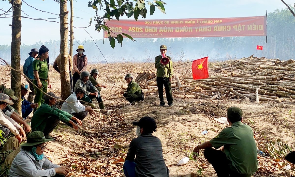 Đại diện Ban quản lý rừng phòng hộ Xuân Lộc phối hợp với cơ quan chức năng thường xuyên tổ chức tuyên truyền đến người dân nhận khoán rừng về các quy định trong phòng chống cháy rừng và bảo vệ rừng. Ảnh: Minh Sáng. Đại diện Ban quản lý rừng phòng hộ Xuân Lộc phối hợp với cơ quan chức năng thường xuyên tổ chức tuyên truyền đến người dân nhận khoán rừng về các quy định trong phòng chống cháy rừng và bảo vệ rừng. Ảnh: Minh Sáng.