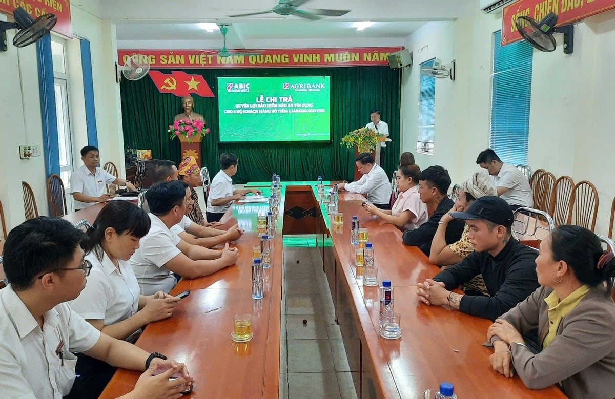 Toàn cảnh buổi lễ tri trả quyền lợi bảo hiểm cho người dân tham gia sản phẩm Bảo an tín dụng của Bảo hiểm Agribank. Ảnh: ABIC. Toàn cảnh buổi lễ tri trả quyền lợi bảo hiểm cho người dân tham gia sản phẩm Bảo an tín dụng của Bảo hiểm Agribank. Ảnh: ABIC.