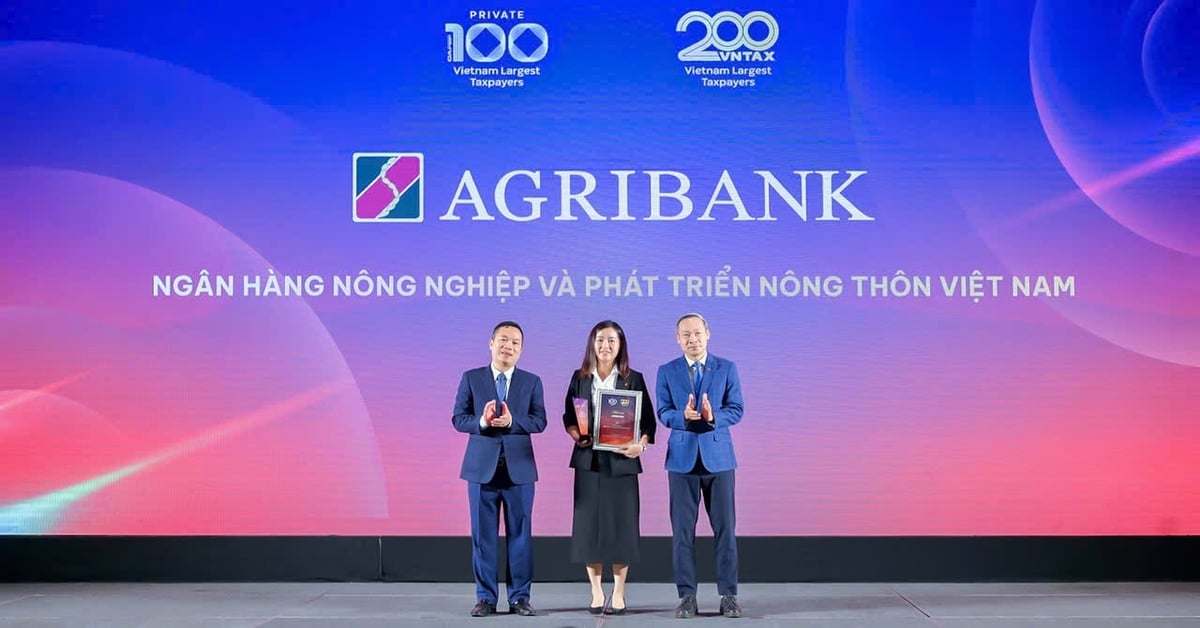 Đại diện Ngân hàng Nông nghiệp và Phát triển Nông thôn Việt Nam nhận vinh danh tại Lễ công bố