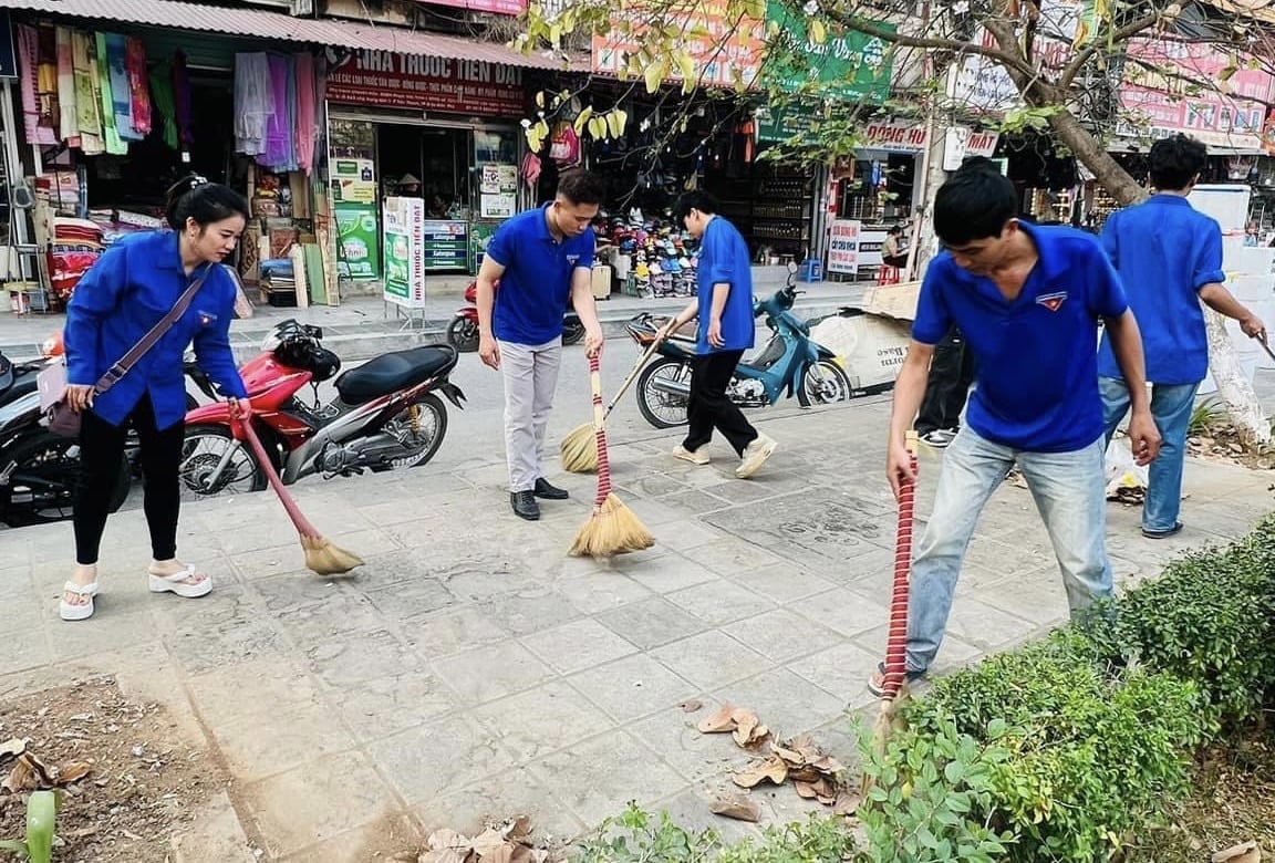 Đoàn viên thanh niên chung tay quét dọn, giữ gìn cảnh quan sạch đẹp. Ảnh: TĐĐB. Đoàn viên thanh niên chung tay quét dọn, giữ gìn cảnh quan sạch đẹp. Ảnh: TĐĐB.