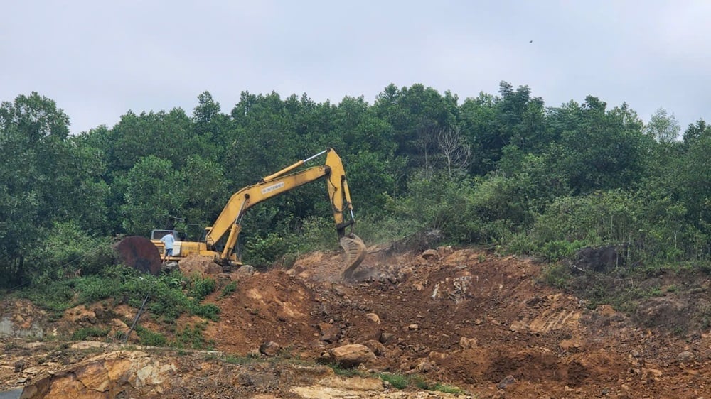 Khai thác đất ở Thanh Hóa. Ảnh: Nguyễn Dũng.