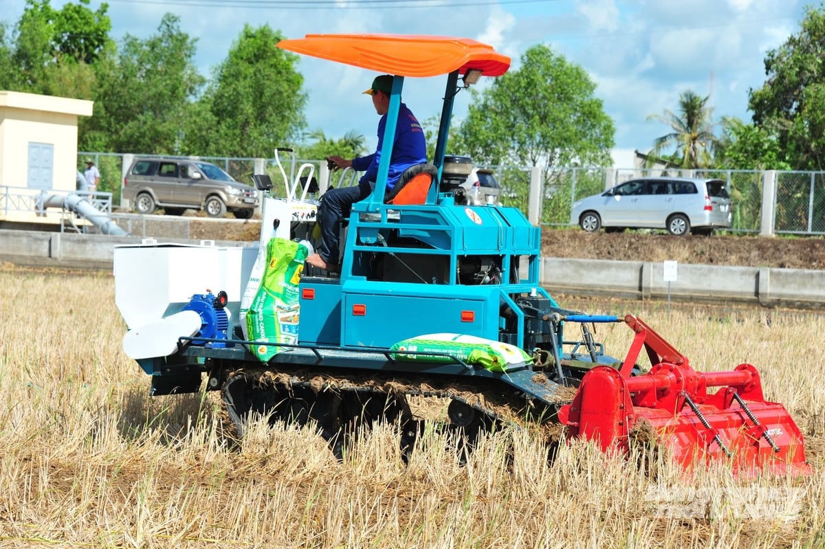 Máy nông nghiệp kết hợp cày đất, bón vùi phân bón Đầu Trâu Bio – Canxi để xử lý rơm rạ trên ruộng lúa, giúp cải tạo đất phèn, tăng dinh dưỡng. Ảnh: Lê Hoàng Vũ. Máy nông nghiệp kết hợp cày đất, bón vùi phân bón Đầu Trâu Bio – Canxi để xử lý rơm rạ trên ruộng lúa, giúp cải tạo đất phèn, tăng dinh dưỡng. Ảnh: Lê Hoàng Vũ.