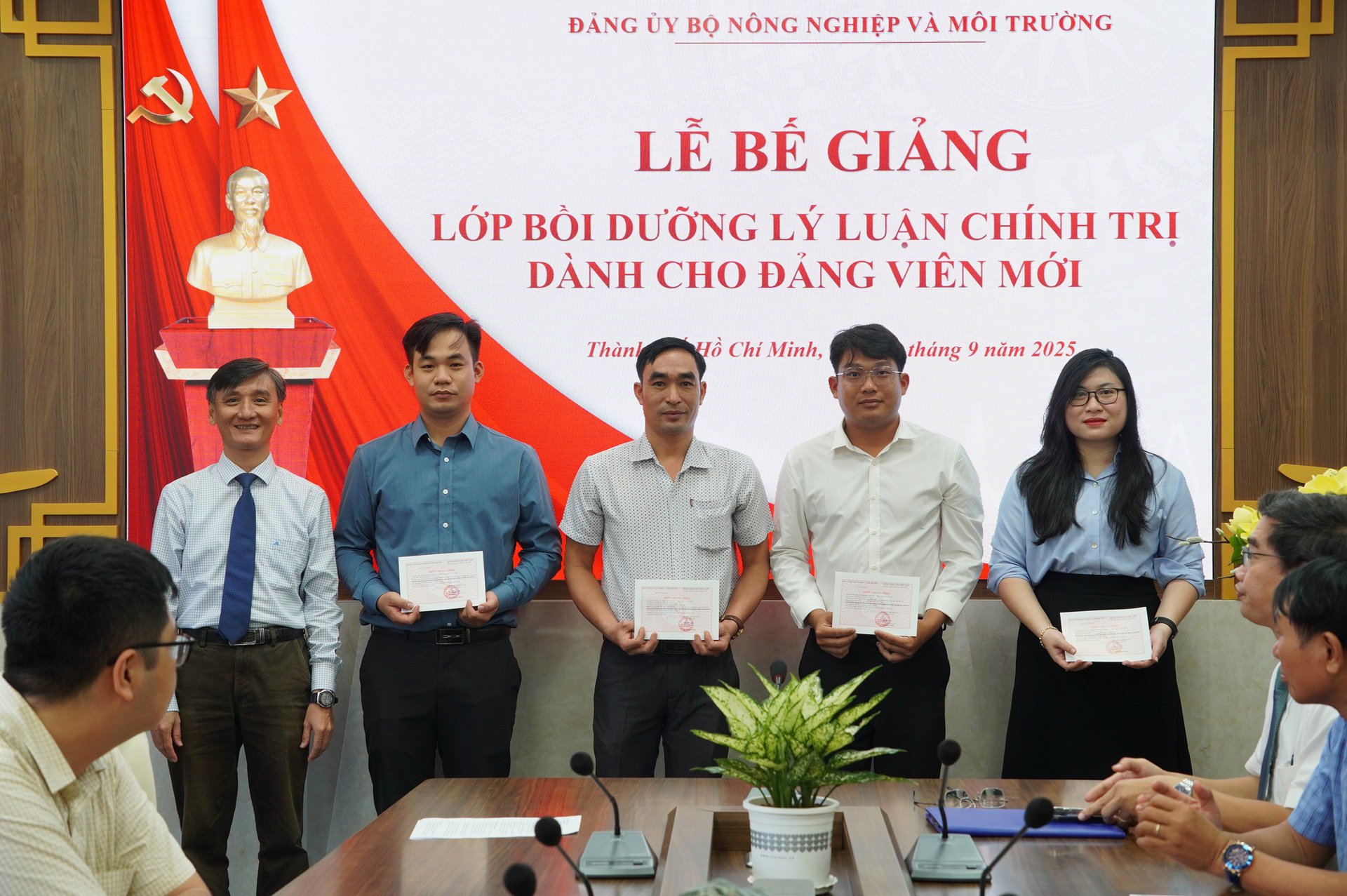 ThS Khúc Hoàng Giang, Phó Bí thư Đảng ủy, Phó Hiệu trưởng Trường Chính sách Công và Phát triển nông thôn trao chứng nhận cho các học viên. Ảnh: Nguyễn Thủy. ThS Khúc Hoàng Giang, Phó Bí thư Đảng ủy, Phó Hiệu trưởng Trường Chính sách Công và Phát triển nông thôn trao chứng nhận cho các học viên. Ảnh: Nguyễn Thủy.