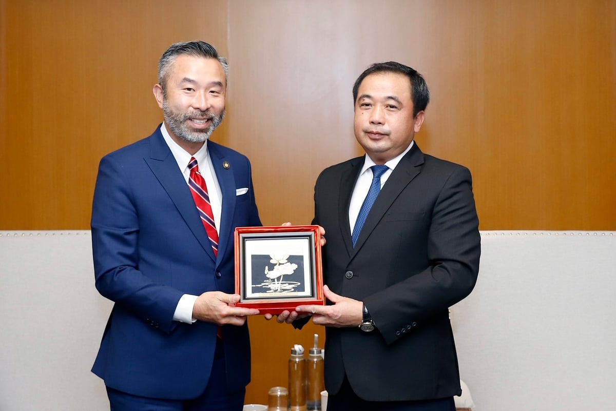 Quyền Bộ trưởng Trần Đức Thắng tặng quà lưu niệm tới ông Daniel Nguyen. Ảnh: Khương Trung.
