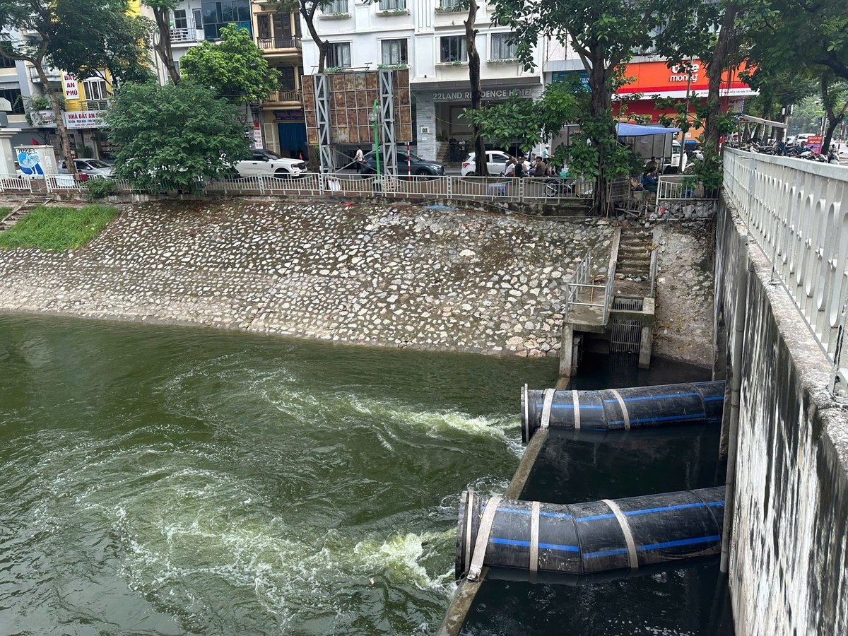 Nước sông Tô Lịch chuyển từ máu đen sang xanh sau khi có nước Hồ Tây dẫn về. Ảnh: Nguyễn Thủy Nước sông Tô Lịch chuyển từ máu đen sang xanh sau khi có nước Hồ Tây dẫn về. Ảnh: Nguyễn Thủy