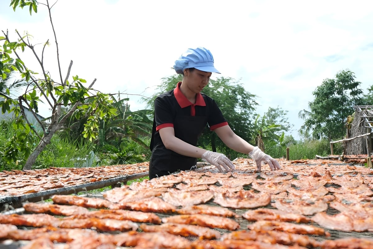 Chế biến  khô cá rô phi ở HTX Minh Quách. Ảnh: Trọng Linh.