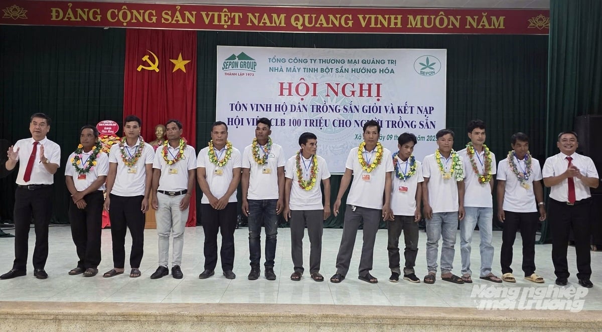 Thêm 33 hội viên, người đồng bào các dân tộc Vân Kiều, Pa Kô gia nhập câu lạc bộ 100 triệu của Nhà máy Tinh bột sắn Hướng Hóa. Ảnh: Võ Dũng.