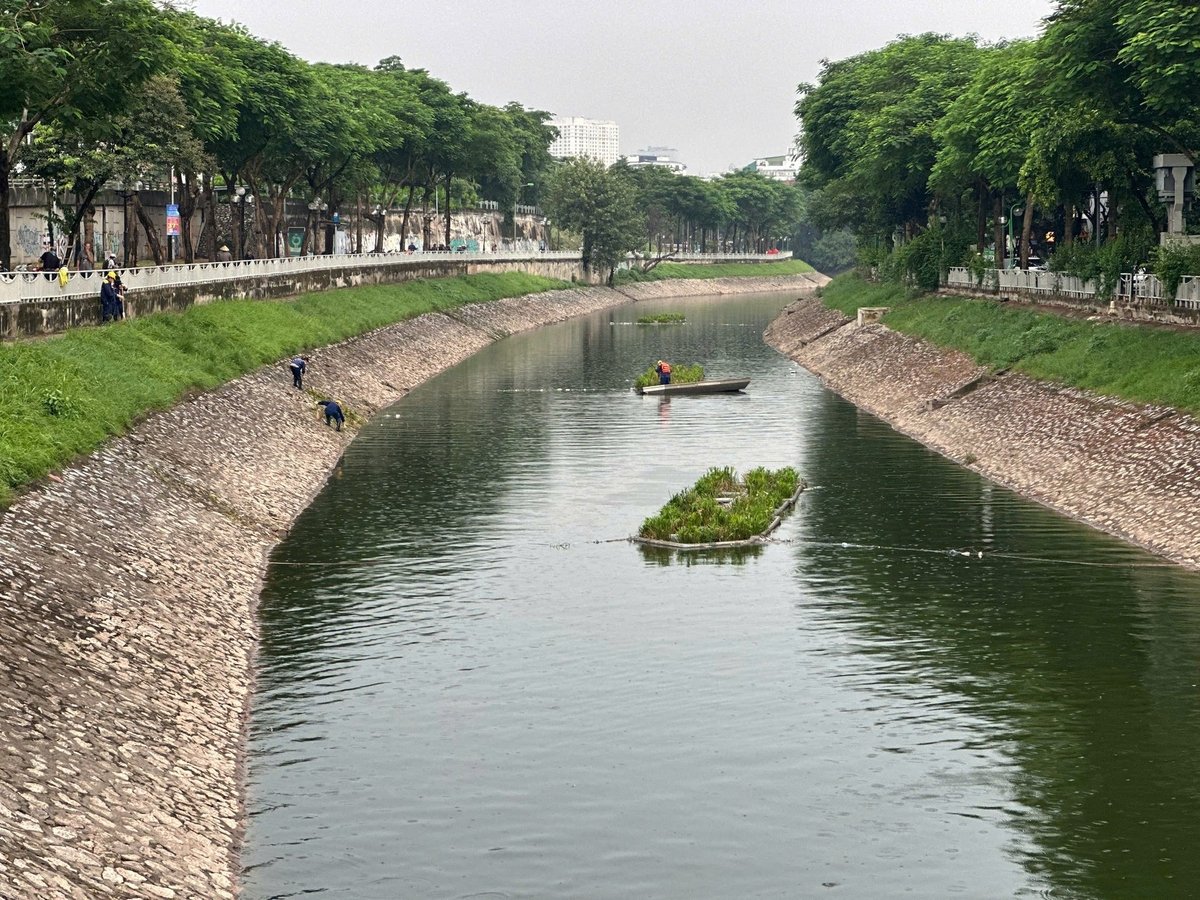 Sông Tô Lịch xanh trong sau khi được bổ cập nước từ hồ Tây. Ảnh: Nguyễn Thủy. Sông Tô Lịch xanh trong sau khi được bổ cập nước từ hồ Tây. Ảnh: Nguyễn Thủy.