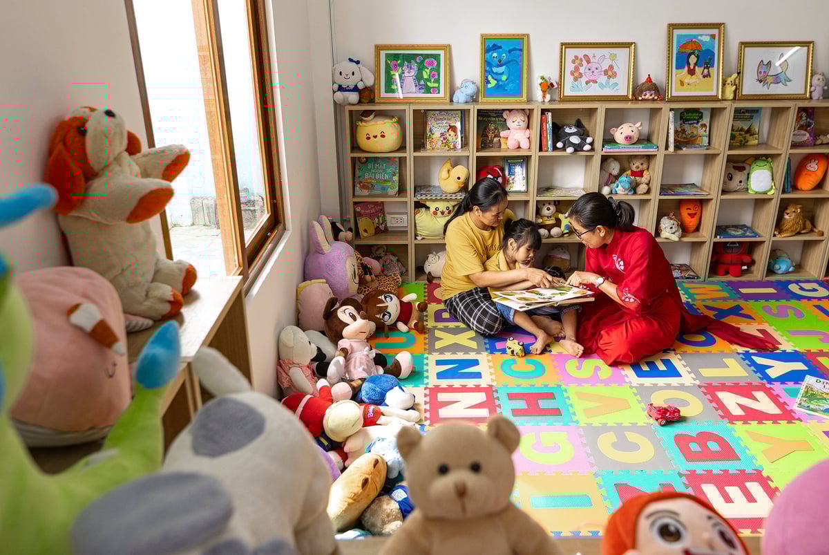 Dự án được đánh giá cao nhờ tính khả thi, sáng tạo và giá trị nhân văn. Từ bản vẽ, công trình đã được hiện thực hóa thành một không gian học tập nơi các em học sinh có thể khám phá thế giới sách và rèn luyện kỹ năng tương tác. Ảnh: Khánh Loan.