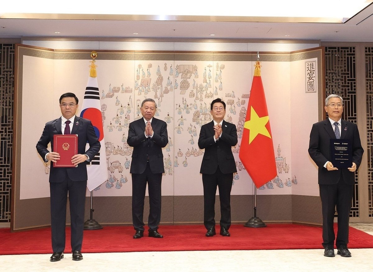 Tổng Bí thư Tô Lâm và Tổng thống Hàn Quốc Lee Jae Myung chứng kiến lễ trao Bản ghi nhớ hợp tác về phát triển nguồn nhân lực trong lĩnh vực năng lượng hạt nhân giữa Tập đoàn Công nghiệp - Năng lượng Quốc gia Việt Nam và Tập đoàn Điện lực Hàn Quốc. Ảnh: Petrolimex. Tổng Bí thư Tô Lâm và Tổng thống Hàn Quốc Lee Jae Myung chứng kiến lễ trao Bản ghi nhớ hợp tác về phát triển nguồn nhân lực trong lĩnh vực năng lượng hạt nhân giữa Tập đoàn Công nghiệp - Năng lượng Quốc gia Việt Nam và Tập đoàn Điện lực Hàn Quốc. Ảnh: Petrolimex.
