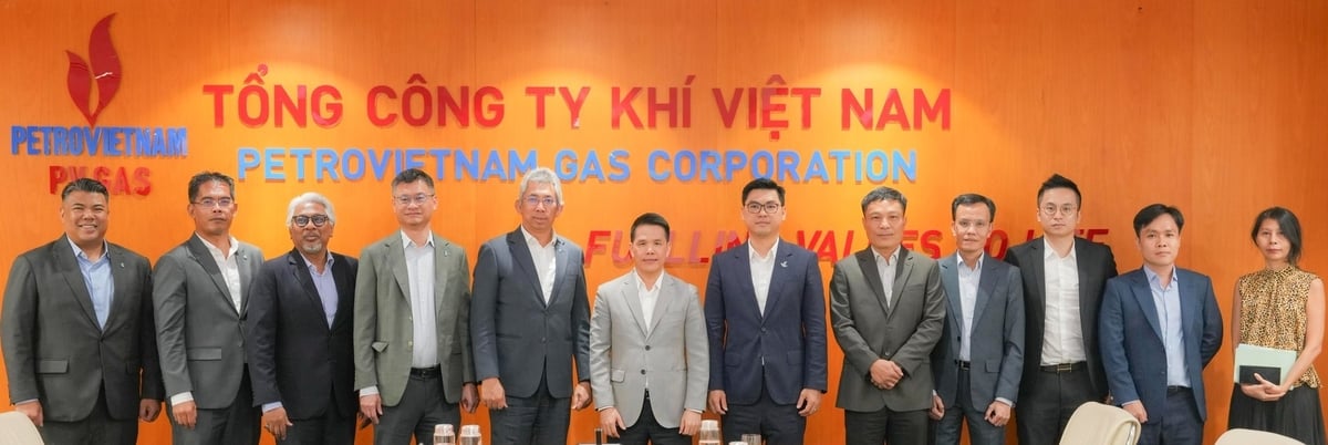 Lãnh đạo PV GAS và Petronas chụp ảnh lưu niệm tại buổi làm việc. Ảnh: PV GAS. Lãnh đạo PV GAS và Petronas chụp ảnh lưu niệm tại buổi làm việc. Ảnh: PV GAS.