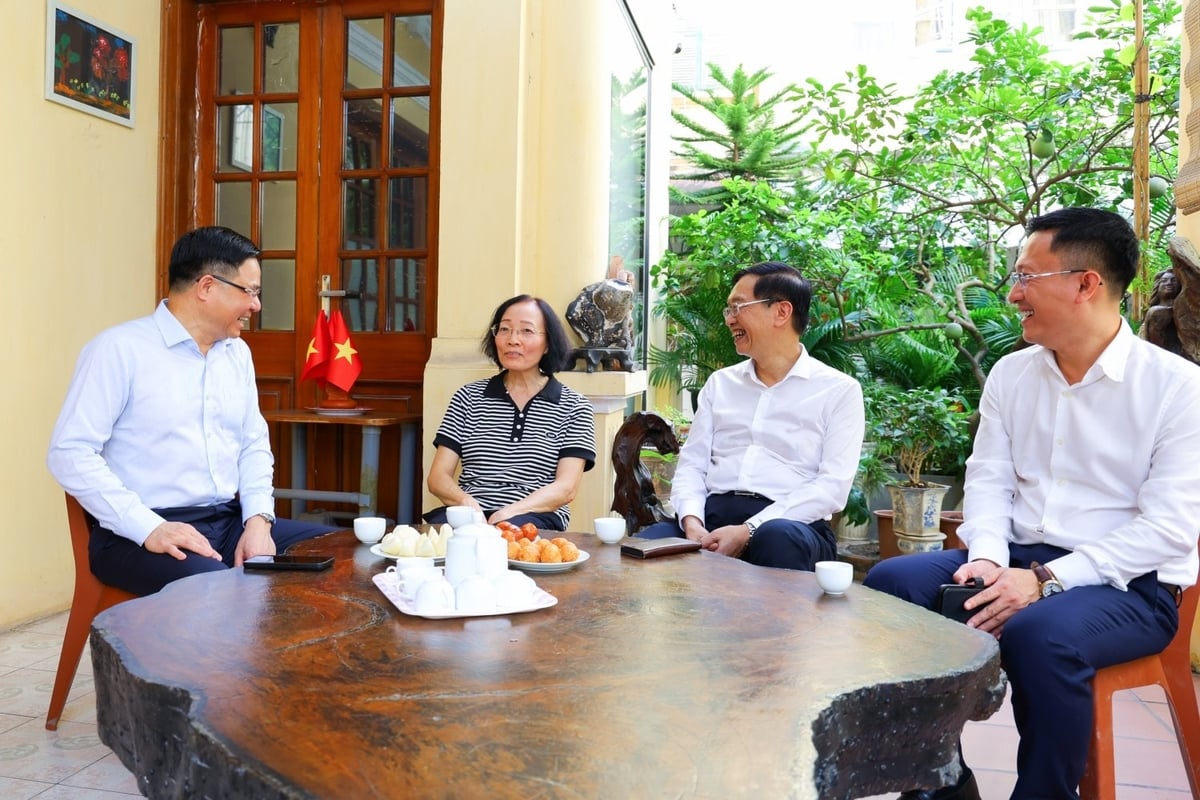 Lãnh đạo Tập đoàn trò chuyện với đồng chí Phan Thị Hòa, nguyên Ủy viên HĐQT Tập đoàn. Ảnh: Petrovietnam.