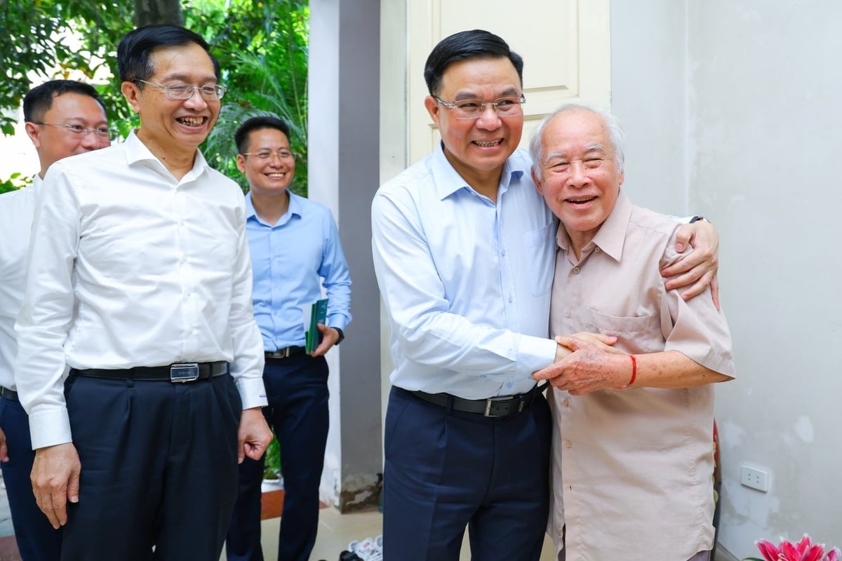 Lãnh đạo Tập đoàn thăm hỏi, tri ân đồng chí Hồ Tế, nguyên Bộ trưởng Bộ Tài chính, nguyên Chủ tịch HĐQT Tổng Công ty Dầu khí Việt Nam. Ảnh: Petrovietnam.