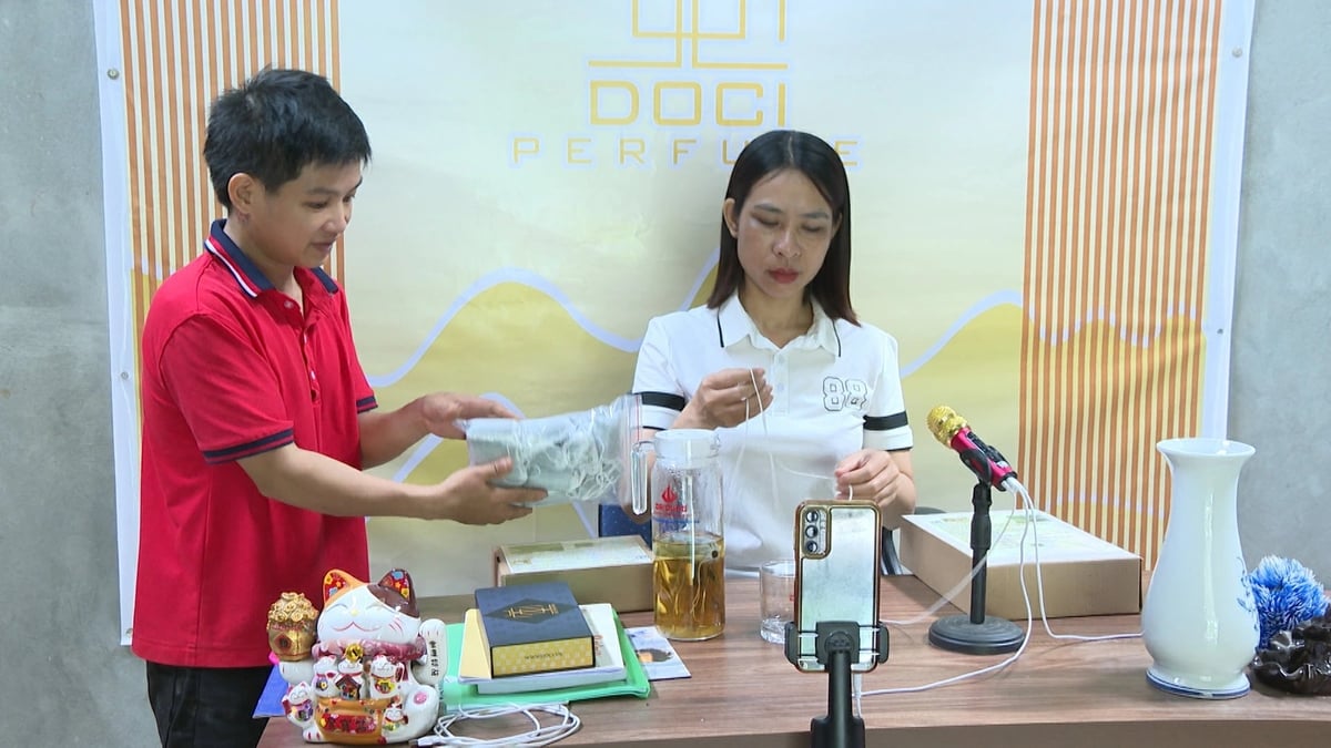 Các đoàn viên tích cực giới thiệu các sản phẩm OCOP của địa phương trên nền tảng số. Ảnh: Hải Yến.
