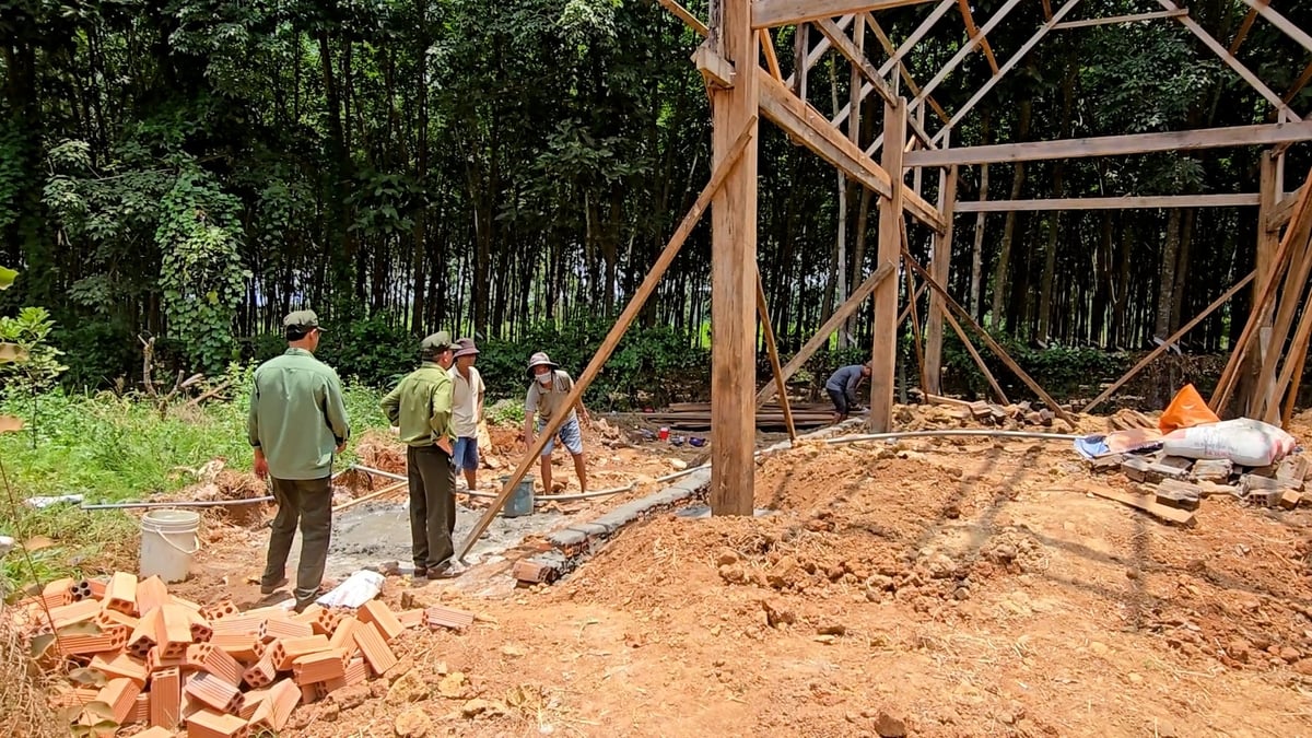 Mặc dù đơn vị đã tăng cường tuần tra, chốt trực, kịp thời phát hiện và ngăn chặn vi phạm, nhưng tình hình vẫn căng thẳng ở 'điểm nóng' tập trung tại tiểu khu 204, 205 (phân trường Trản Táo). Ảnh: Minh Sáng. Mặc dù đơn vị đã tăng cường tuần tra, chốt trực, kịp thời phát hiện và ngăn chặn vi phạm, nhưng tình hình vẫn căng thẳng ở 'điểm nóng' tập trung tại tiểu khu 204, 205 (phân trường Trản Táo). Ảnh: Minh Sáng.