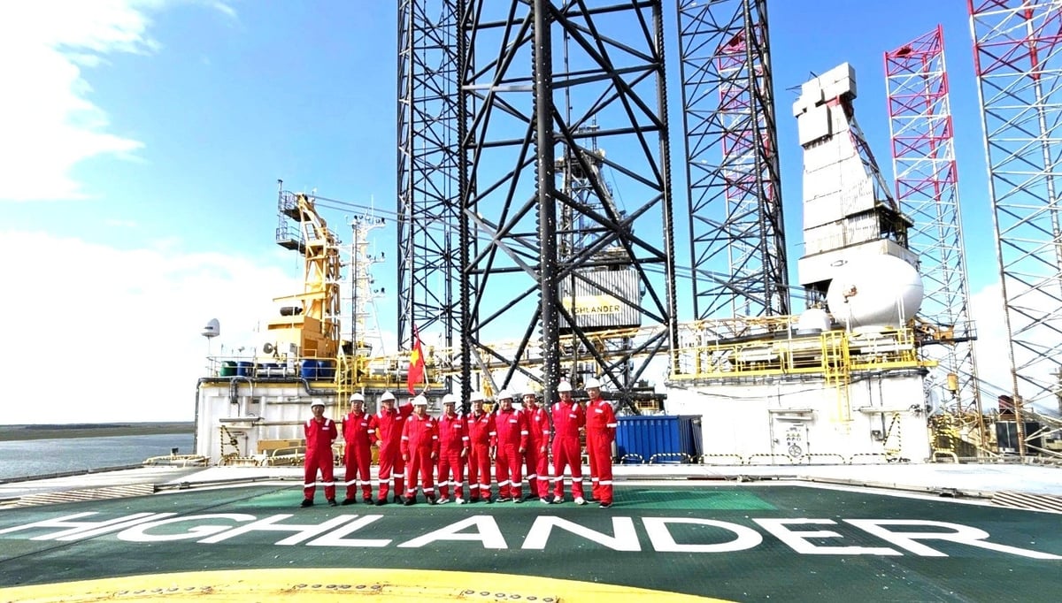 Đội ngũ kỹ thuật của PV Drilling nhận giàn khoan tại Đan Mạch. Ảnh: PV Drilling.