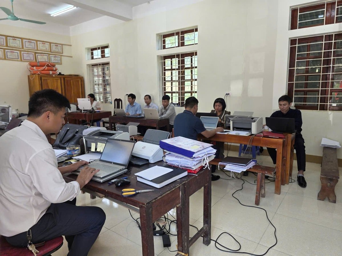 Cán bộ xã phải mượn nhà dân, nhà văn hóa làm nơi làm việc tạm thời. Ảnh: Thu Hường. Cán bộ xã phải mượn nhà dân, nhà văn hóa làm nơi làm việc tạm thời. Ảnh: Thu Hường.
