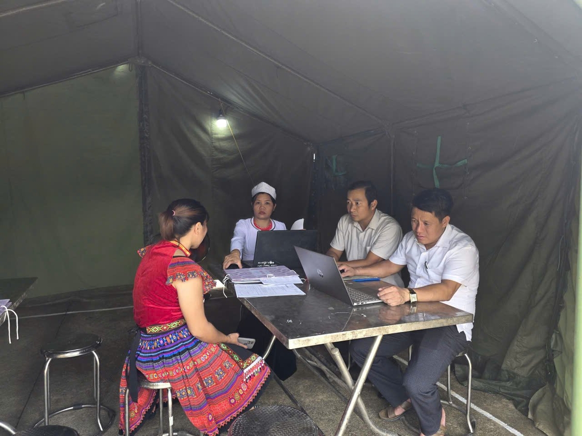 Chính quyền xã Trung Sơn, tỉnh Phú Thọ phải dựng nhà bạt để cán bộ làm việc phục vụ thủ tục hành chính kịp thời cho nhân dân. Ảnh: Thu Hường. Chính quyền xã Trung Sơn, tỉnh Phú Thọ phải dựng nhà bạt để cán bộ làm việc phục vụ thủ tục hành chính kịp thời cho nhân dân. Ảnh: Thu Hường.