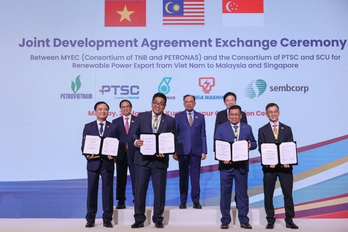 Thủ tướng Phạm Minh Chính cùng Thủ tướng Malaysia Anwar Ibrahim và Thủ tướng Singapore Lawrence Wong chứng kiến Lễ trao thỏa thuận hợp tác phát triển giữa các tập đoàn năng lượng hàng đầu của 3 nước về xuất khẩu điện tái tạo từ Việt Nam sang Malaysia và Singapore. Ảnh: VGP. Thủ tướng Phạm Minh Chính cùng Thủ tướng Malaysia Anwar Ibrahim và Thủ tướng Singapore Lawrence Wong chứng kiến Lễ trao thỏa thuận hợp tác phát triển giữa các tập đoàn năng lượng hàng đầu của 3 nước về xuất khẩu điện tái tạo từ Việt Nam sang Malaysia và Singapore. Ảnh: VGP.