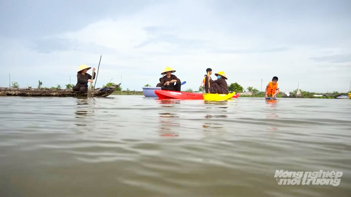 Các loại hình trải nghiệm như chèo xuồng, giăng lưới trên đồng nước mang lại cảm giác thú vị cho du khách. Ảnh: Văn Vũ.