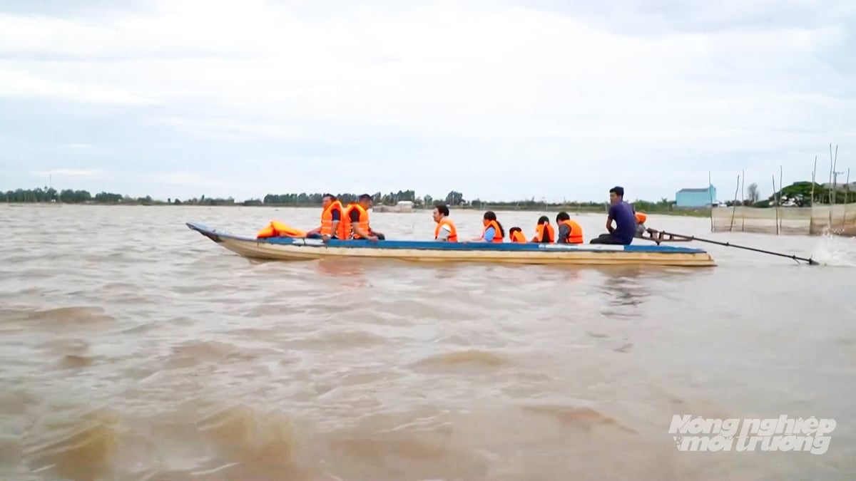 Du khách ngồi xuồng máy tham quan đồng nước mênh mông. Ảnh: Văn Vũ.