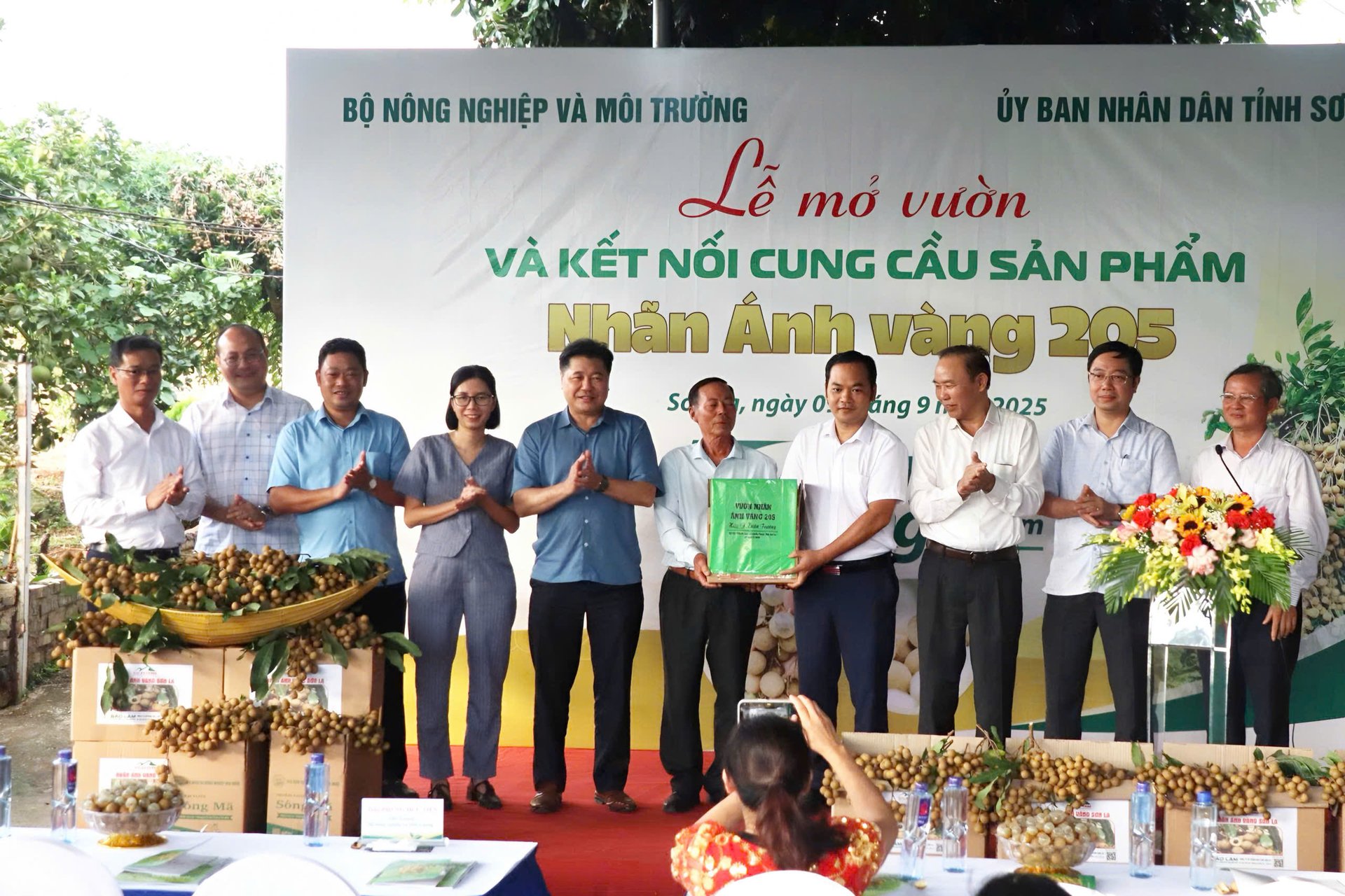 Nghi thức bàn giao lô sản phẩm Nhãn Ánh vàng 205 đầu tiên từ hộ sản xuất Lê Xuân Trường đến doanh nghiệp thu mua, tiêu thụ sản phẩm. Nghi thức bàn giao lô sản phẩm Nhãn Ánh vàng 205 đầu tiên từ hộ sản xuất Lê Xuân Trường đến doanh nghiệp thu mua, tiêu thụ sản phẩm.