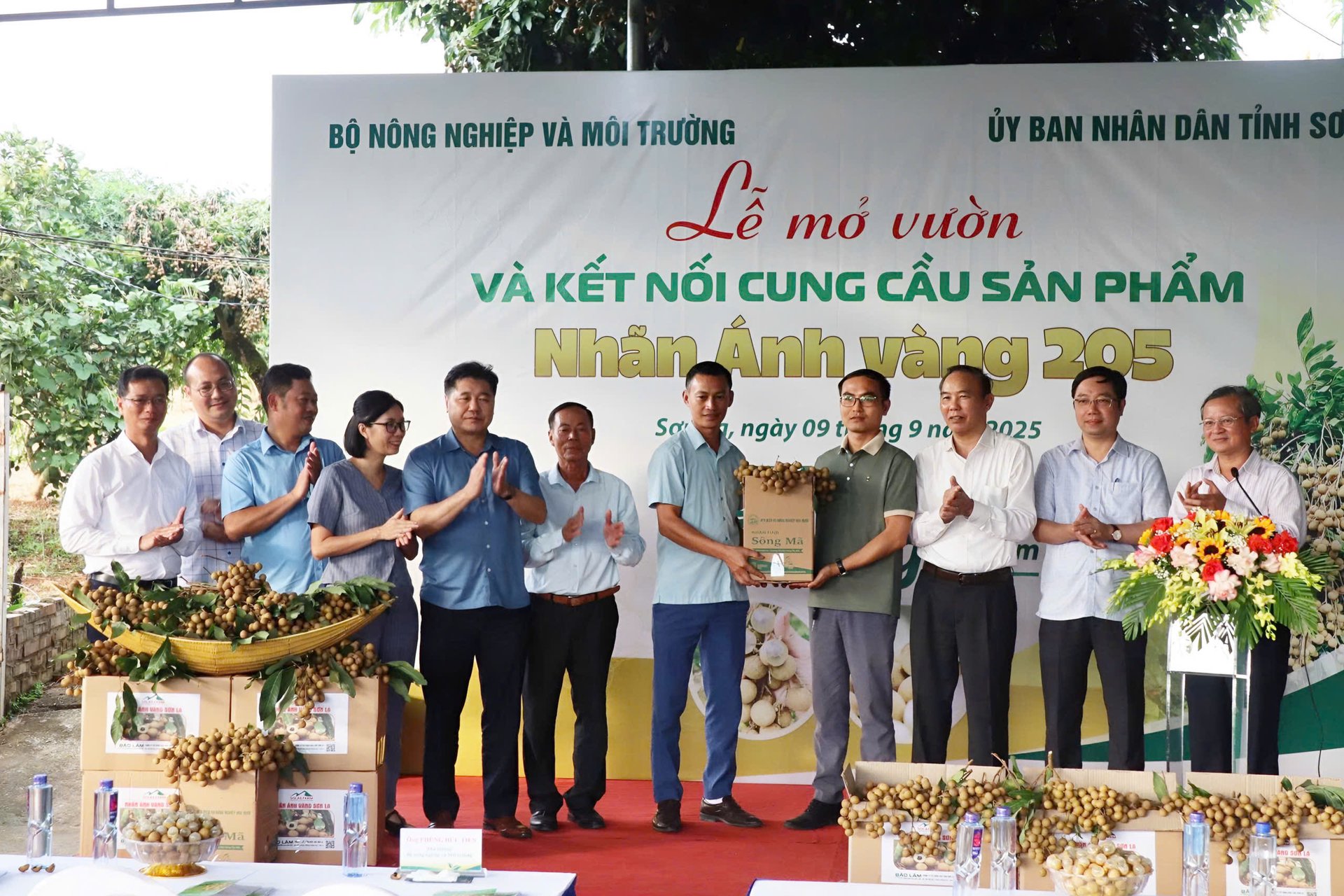 Nghi thức bàn giao sản phẩm Nhãn Ánh vàng 205 giữa HTX Hoa Mười, xã Chiềng Khoong, với đại diện doanh nghiệp thu mua. Nghi thức bàn giao sản phẩm Nhãn Ánh vàng 205 giữa HTX Hoa Mười, xã Chiềng Khoong, với đại diện doanh nghiệp thu mua.