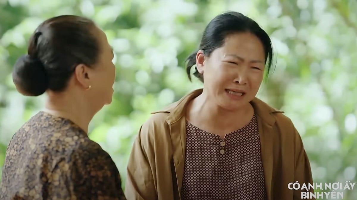Bà Vạn phàn nàn với bà Phúc khi Huy vẫn để nhiều vụ việc tiếp diễn tại xã. Ảnh CMH Bà Vạn phàn nàn với bà Phúc khi Huy vẫn để nhiều vụ việc tiếp diễn tại xã. Ảnh CMH