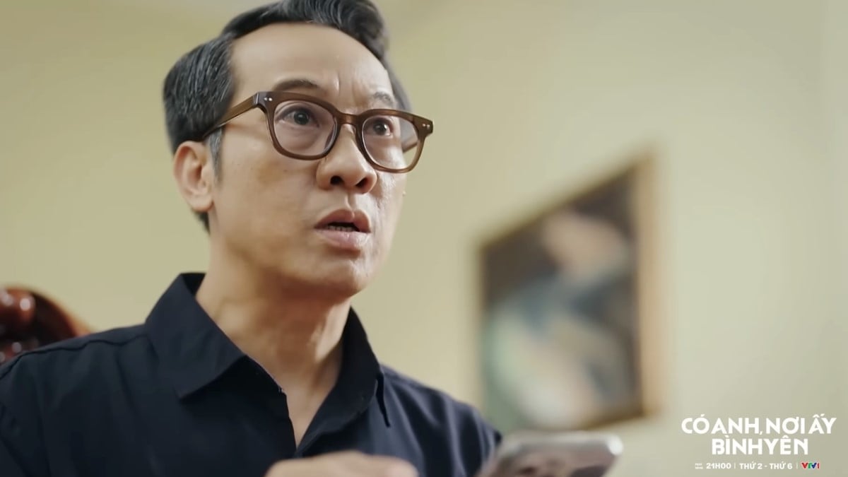 Ông Thứ ngẩn người trước những hình ảnh mà bà Tuyết cho xem. Ảnh CMH Ông Thứ ngẩn người trước những hình ảnh mà bà Tuyết cho xem. Ảnh CMH