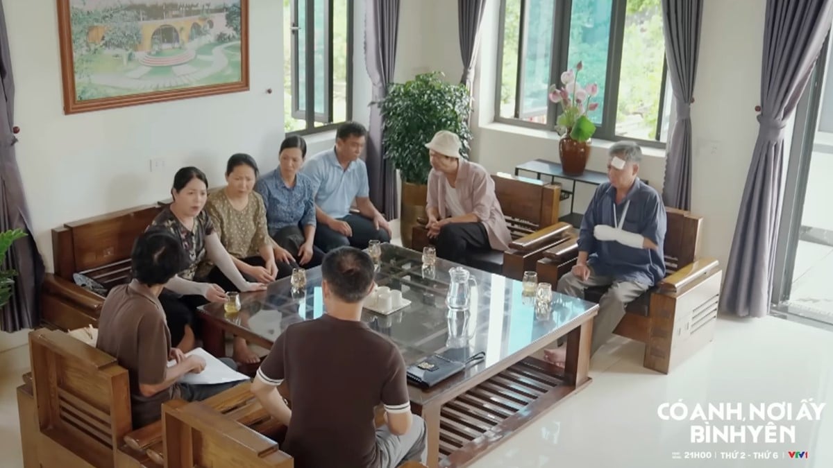 Người dân kéo đến nhà Bằng nhờ giúp đỡ. Ảnh CMH Người dân kéo đến nhà Bằng nhờ giúp đỡ. Ảnh CMH