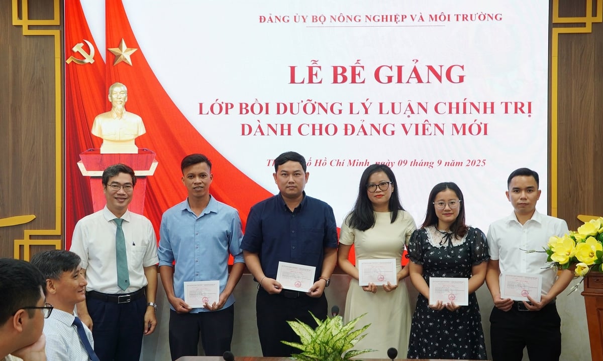 TS Nguyễn Trung Đông, Bí thư Đảng ủy, Hiệu trưởng Trường Chính sách công và Phát triển nông thôn trao chứng nhận cho các học viên. Ảnh: Nguyễn Thủy. TS Nguyễn Trung Đông, Bí thư Đảng ủy, Hiệu trưởng Trường Chính sách công và Phát triển nông thôn trao chứng nhận cho các học viên. Ảnh: Nguyễn Thủy.