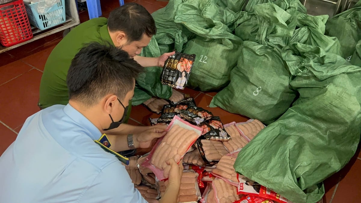 Lực lượng chức năng thu giữ 9.400 sản phẩm thực phẩm không rõ nguồn gốc. Ảnh: Công an TP Hà Nội. Lực lượng chức năng thu giữ 9.400 sản phẩm thực phẩm không rõ nguồn gốc. Ảnh: Công an TP Hà Nội.