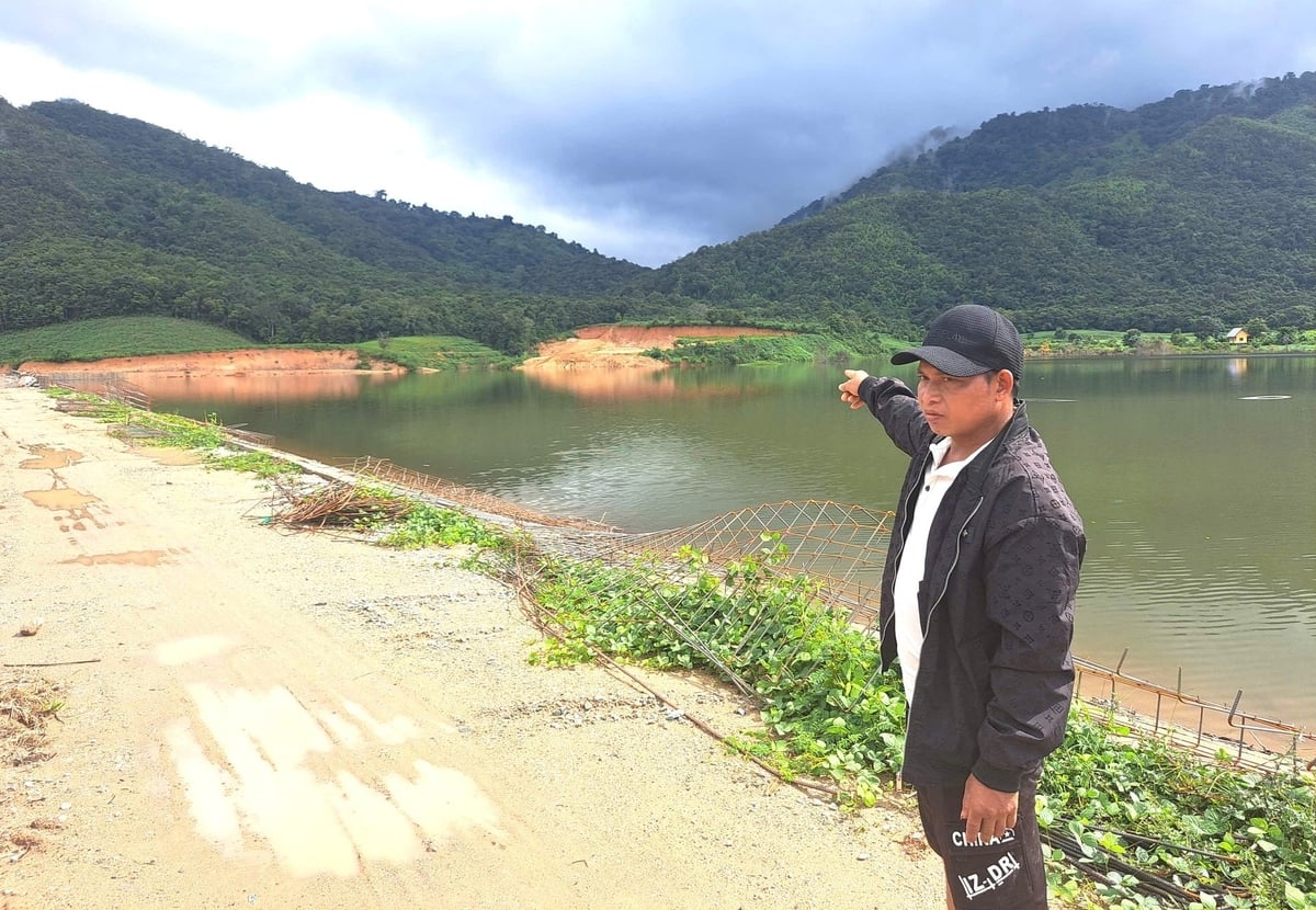 Ông A Vải lo lắng vì đường lên rẫy của gia đình bị chia cắt. Ảnh: Tuấn Anh. Ông A Vải lo lắng vì đường lên rẫy của gia đình bị chia cắt. Ảnh: Tuấn Anh.