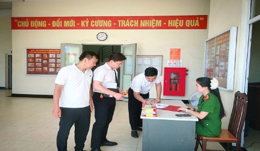 Lực lượng Cảnh sát PCCC hướng dẫn công dân về công tác PCCC và CNCH. Ảnh: Công an TP Hà Nội. Lực lượng Cảnh sát PCCC hướng dẫn công dân về công tác PCCC và CNCH. Ảnh: Công an TP Hà Nội.