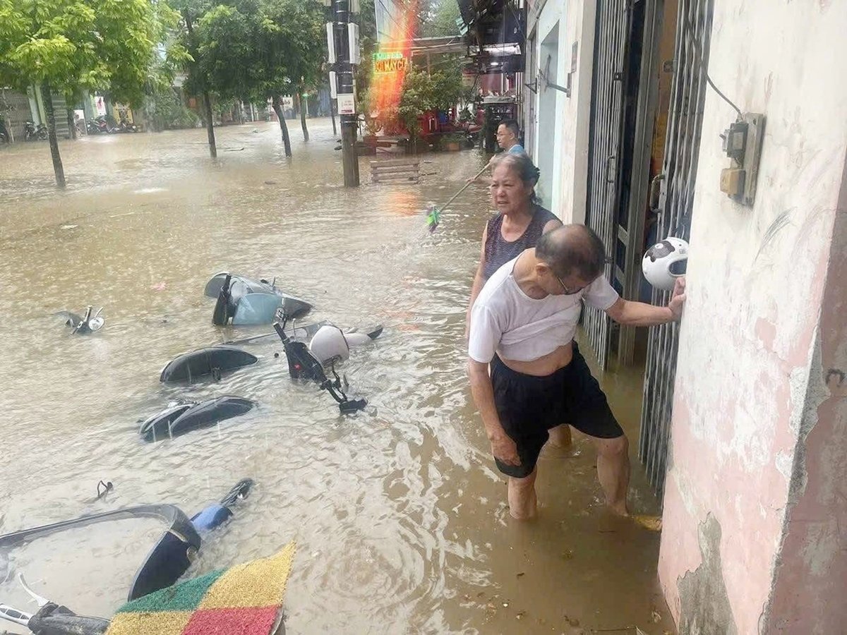 Tại khu vực Pom Hán của phường Cam Đường (Lào Cai) mưa lớn gây ngập úng tràn vào nhà của người dân. Ảnh: Phúc trí.