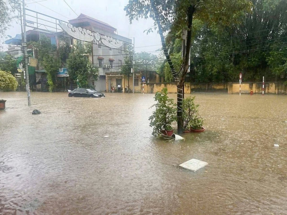 Nhiều tuyến phố tại phường Lào Cai, phường Cam Đường bị ngập sâu trong nước trong sáng ngày 9/9/2025. Ảnh: Phúc Trí.